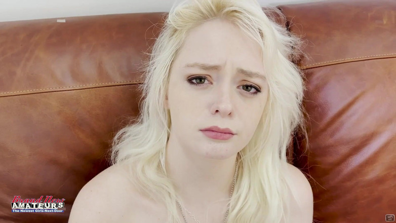 Brand New Amateurs: Piccola bionda tettona annie archer dildo pompino appassionato ingoio sborra!