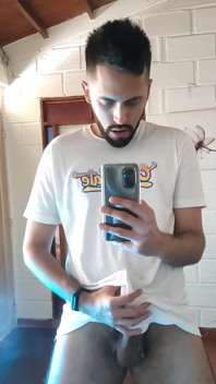 Zich aftrekken en klaarkomen door mijn witte t-shirt