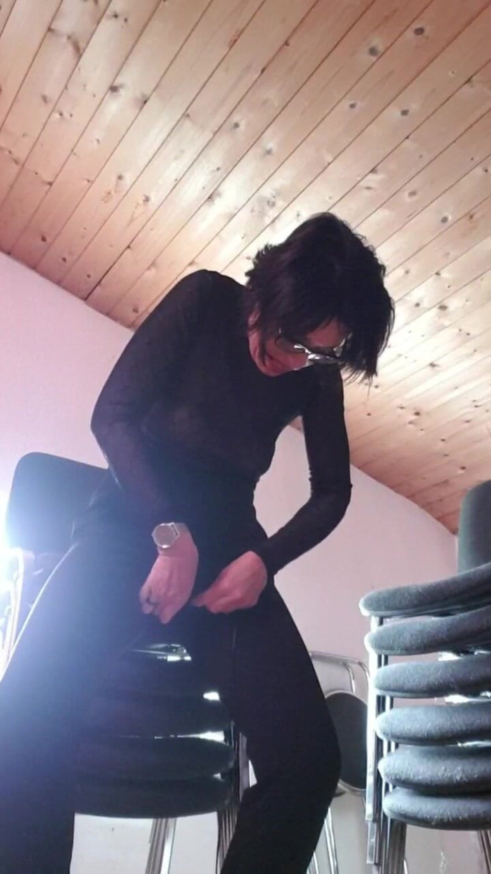 JulieEroticDress: Pause squirt au travail