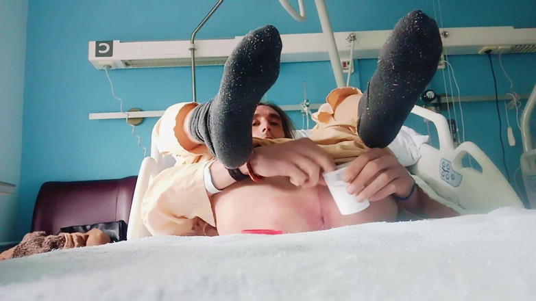 Culopeke: Un ragazzo in ospedale apre il culo e mangia sperma