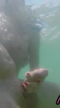 Нас Застукали! Учительница Дрочит Мне Член Под Водой На Нудистском Пляже