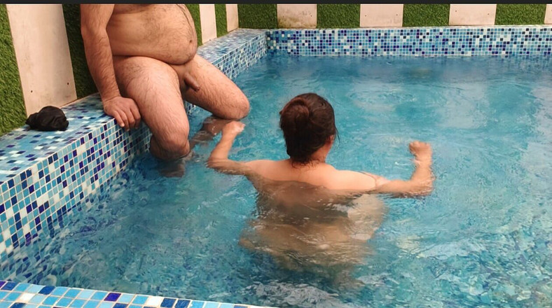 BadMash_Bhabhi: Komal kam zum ersten mal ins schwimmbad