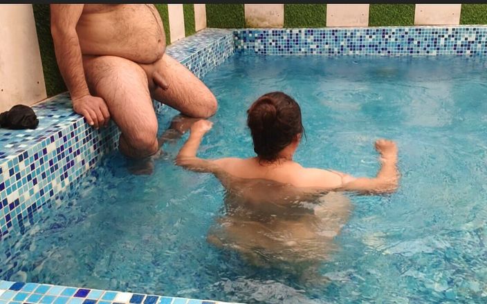 BadMash_Bhabhi: Комаль вперше залізла в басейн