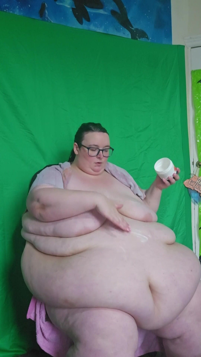 SSBBWLadyBrads: 超级胖美女淋浴后的性感肿物