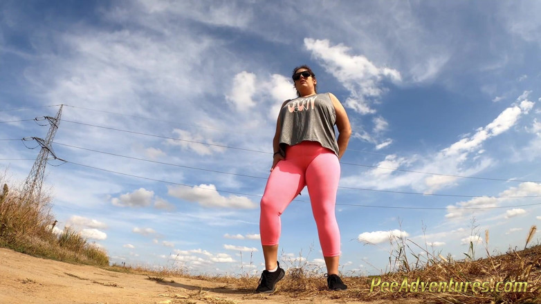 Pee Adventures: Pulchna zdesperowana dziewczyna znów zmoczy spodnie