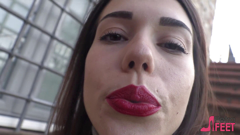 Smokin Fetish: Draußen rauchen auf der treppe mit süßer petra