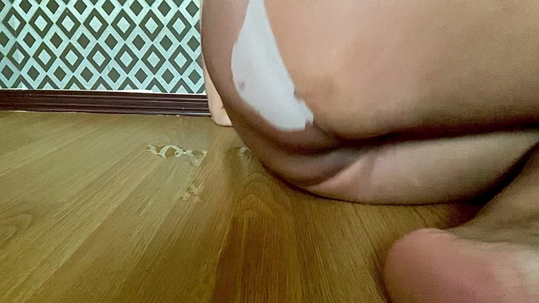 Mary Di: Stiefmutter masturbiert mit nassem höschen, squirtet