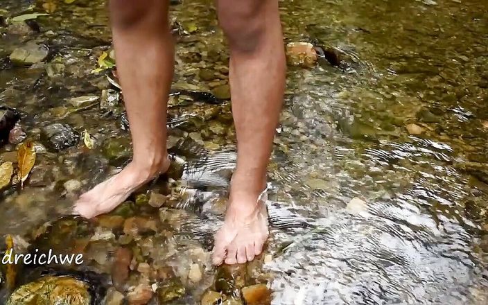 Dreichwe: Koupel nohou v řece