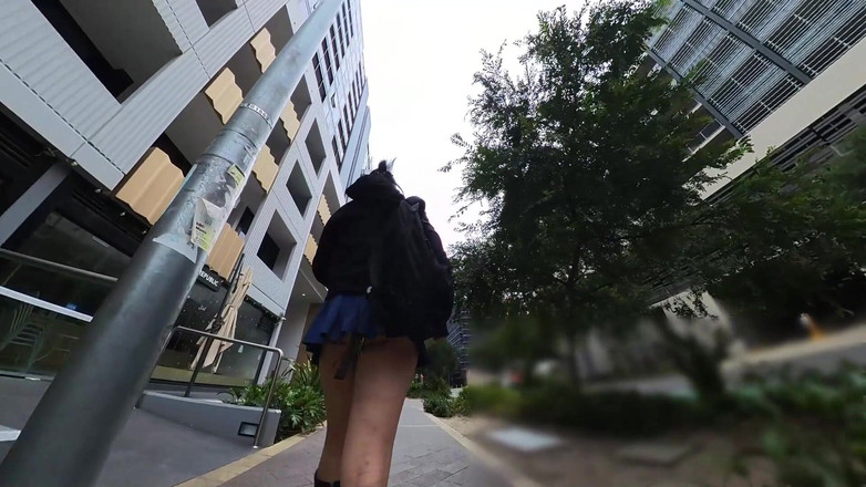 Asiansissypublic: Ekshibicjonista chodzenie i jazda z wtyczką, czerwonymi podwiązkami i dildo