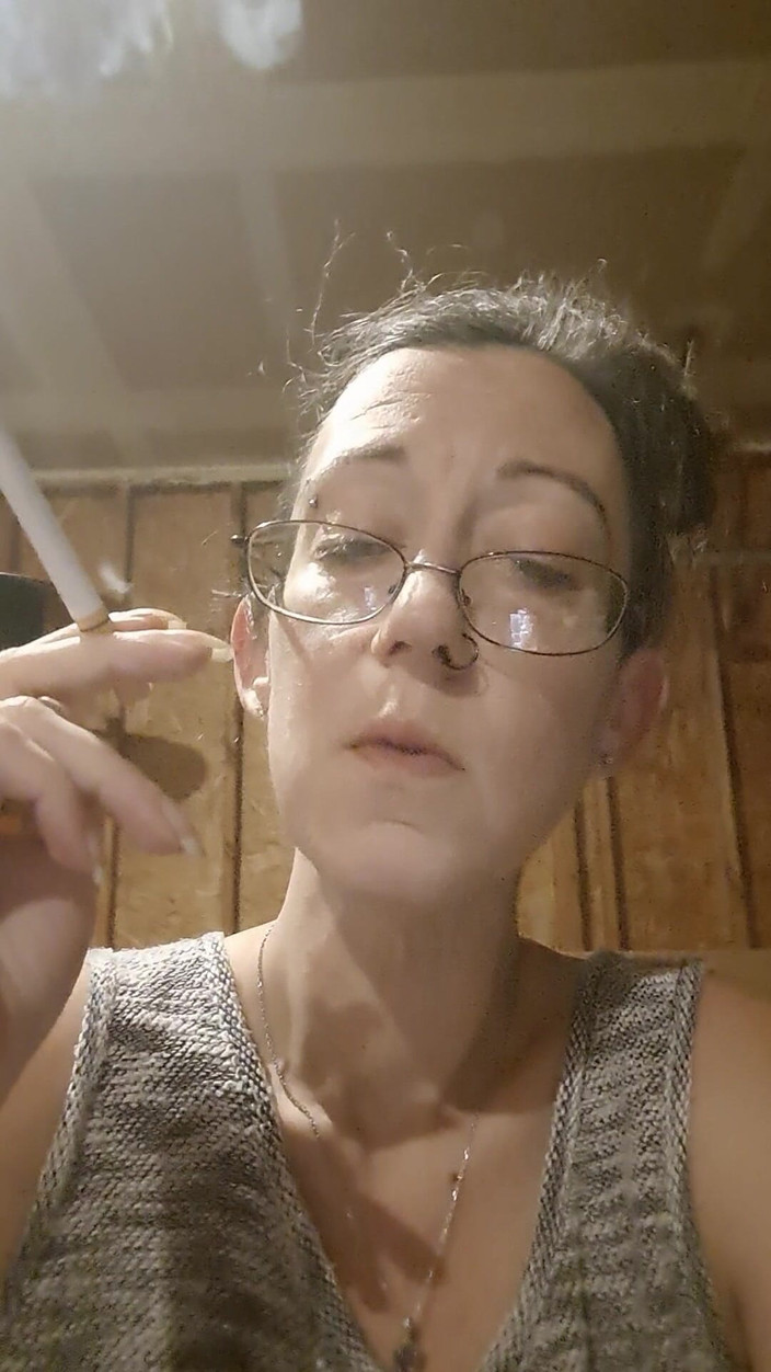 Naughty alchemy: Megera gostosa fumando