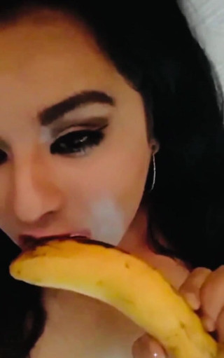 Miss Madii: Deep throat banana blow job