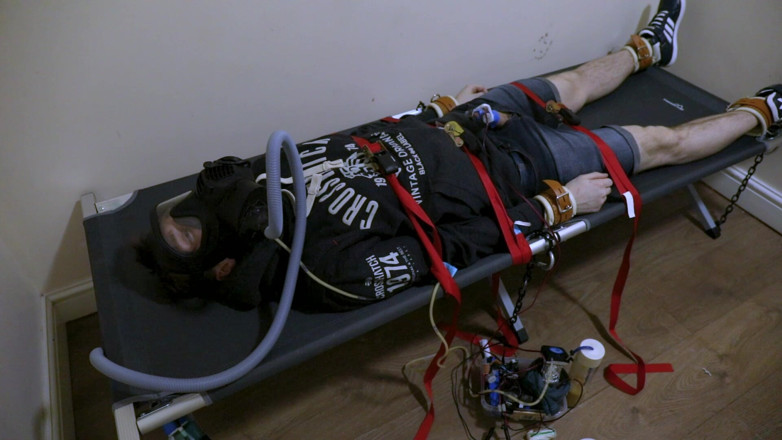 Inmate Cody and SubEdgeX: Připoutaná subka krmená automatickým krmítkem