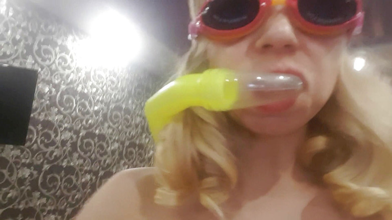 LarisaCum: Ich pinke, mit brille und rohr, ich habe schweres atmen