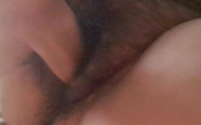 Mommy big hairy pussy: Tante seksi ini lagi asik muasin memeknya pakai mainan seks...