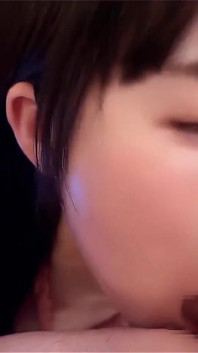 새 어린 소녀의 부드러운 털이 무성한 보지를 사용하여 자위를 시도했습니다.