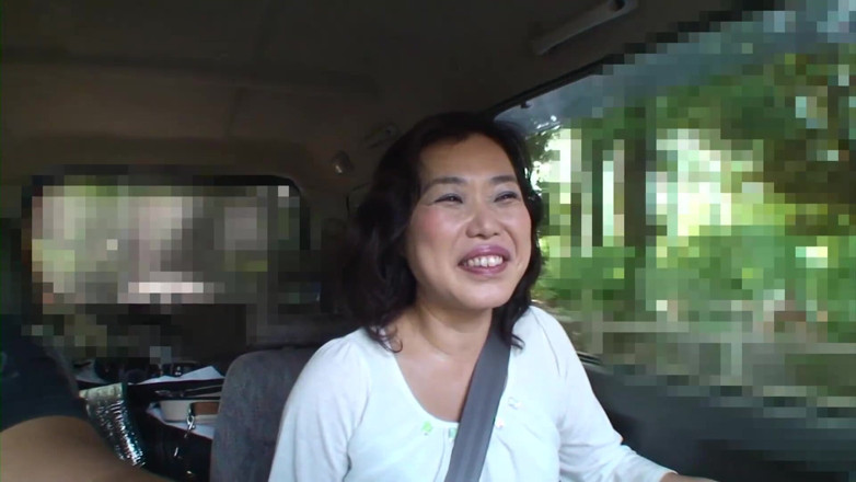 Asian Mature Climax: Una pazza milf asiatica rimorchiata al parco