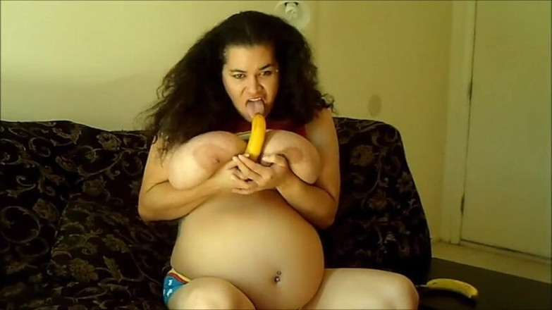 Haydee Rodriguez: Haydee Rodriguez กำลังเพลิดเพลินกับกล้วยอร่อยๆ