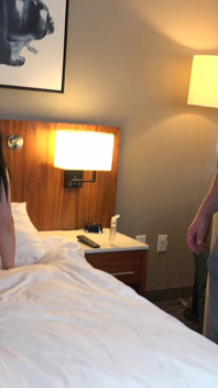 Anna e Karma stanno condividendo tre duri