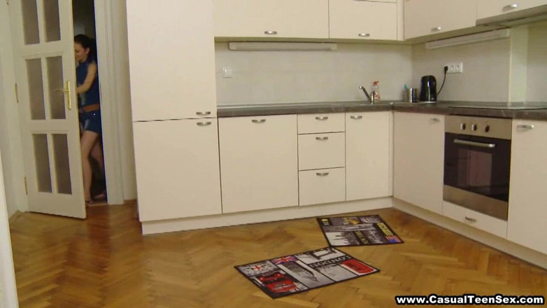Casual Teen Sex: Kongkek kasual di dapur