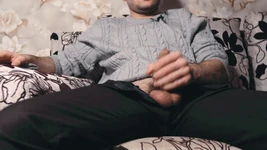 Hij kijkt naar porno en masturbeert. Orgasme 4 keer verpest en luid gekreun tijdens een cumshot. 4k