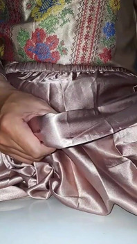 Travestiet die satijnen set masturbatie draagt