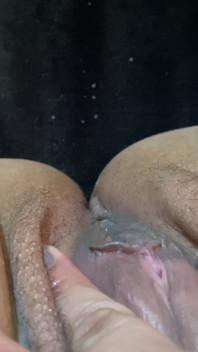 Mi sono svegliato caldo e non ho trattenuto l'impulso, e alla fine mi sono masturbato molto bene fino a raggiungere l'orgasmo