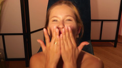 Stella Cardo: Ona hračku vysaje a ukáže, do které díry ji strčí