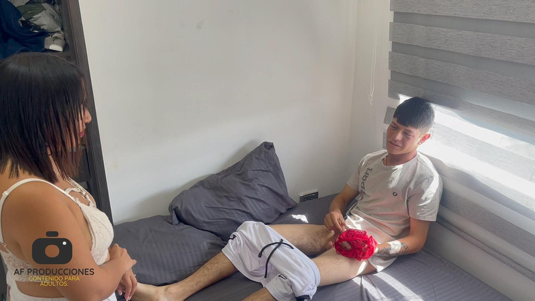 Angela Palvin: 我害羞的继母发现我穿着她的内衣自慰，我狠狠地操她，直到我射在她的屁股上。