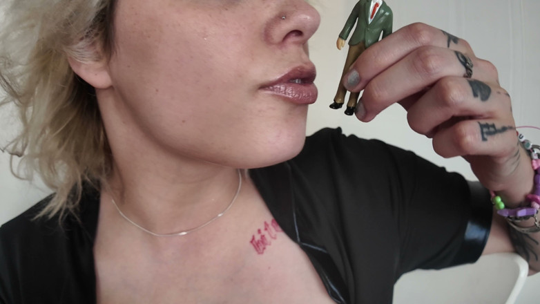 Glitterqueen1999: Shrinking the Suspect: Policewoman Giantess