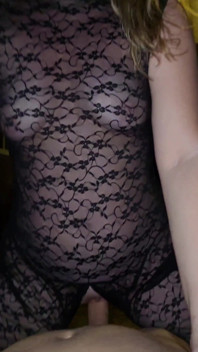 MILF Let Cuckold Husband Criempie Her Pussy After Wild Night