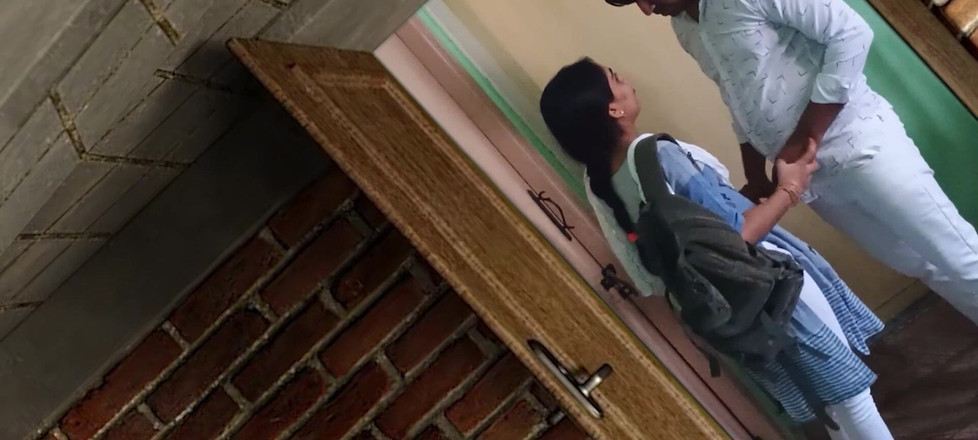 Bobbypranav: 德西村女孩的紧致阴户第一次 xxx 视频，德西热辣美丽的 tgirl 户外性爱