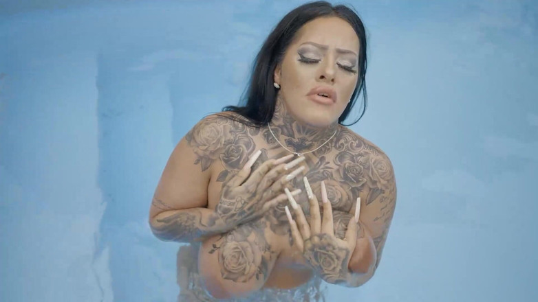 Erotic Planet Studio: Femeie mare și țâțoasă cu țâțe mari și unghii lungi se masturbează lângă piscină
