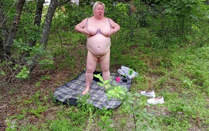 Zona901: Une voisine se déshabille dans un parc et masturbe sa...