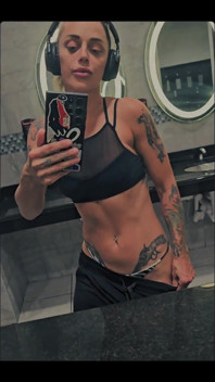 Peak pe furiș la mine în Vestiarul sălii mele de sport