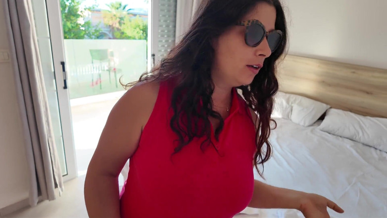 ExpressiaGirl: Condividere Una Stanza D'albergo Con La Mia Matrigna Sexy È Rischioso.