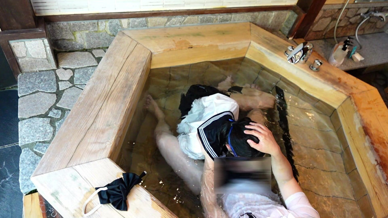 ushirosugatanomiki: Uniforme empapado, atado en una bañera y dando clases fuera...