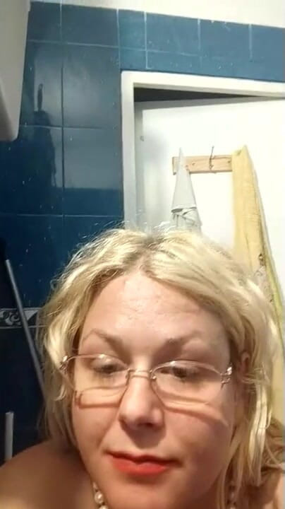 Putarankahotmilf: Utrzymuj moje siusiu, aż eksploduje w toalecie