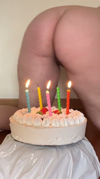 Pedos y sentado en mi pastel de cumpleaños