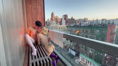 Magenta Lexx: Orgasmo pubblico folle sul balcone alta