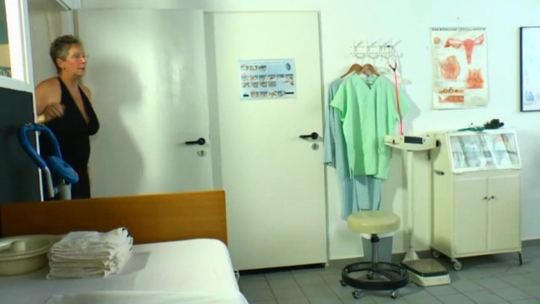 MCG Empire: Vollbusige amateur-oma pisst von frauenarzt in den mund