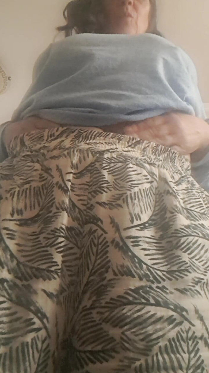 Mommy big hairy pussy: หัวนมของแม่เลี้ยง