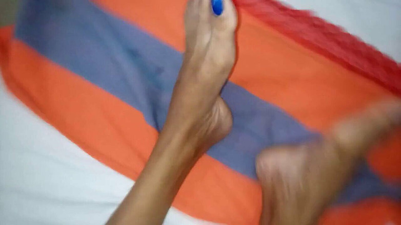 Miya White: 夫は夜に妻の足をマッサージします