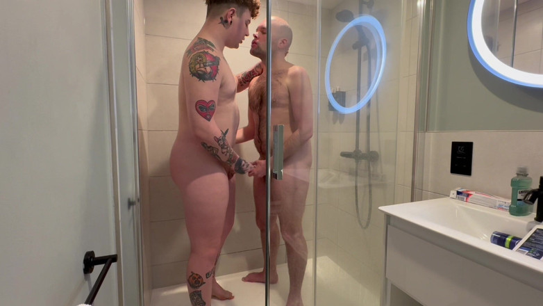 Buggiesmugglr: Femboy Surprend Son Papa Sous La Douche