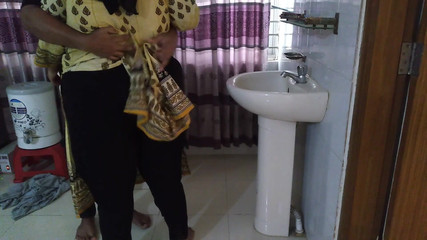 Aria Mia: Tia gostosa de 45 anos durante o pente de cabelo, o...