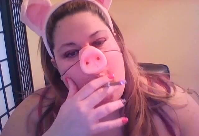 Kitty Delgato: Prasátko kouří