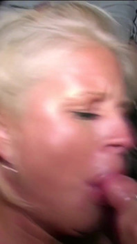 MILF blonde bertetek besar Robin Ryder adalah pelacur menghisap zakar dogging