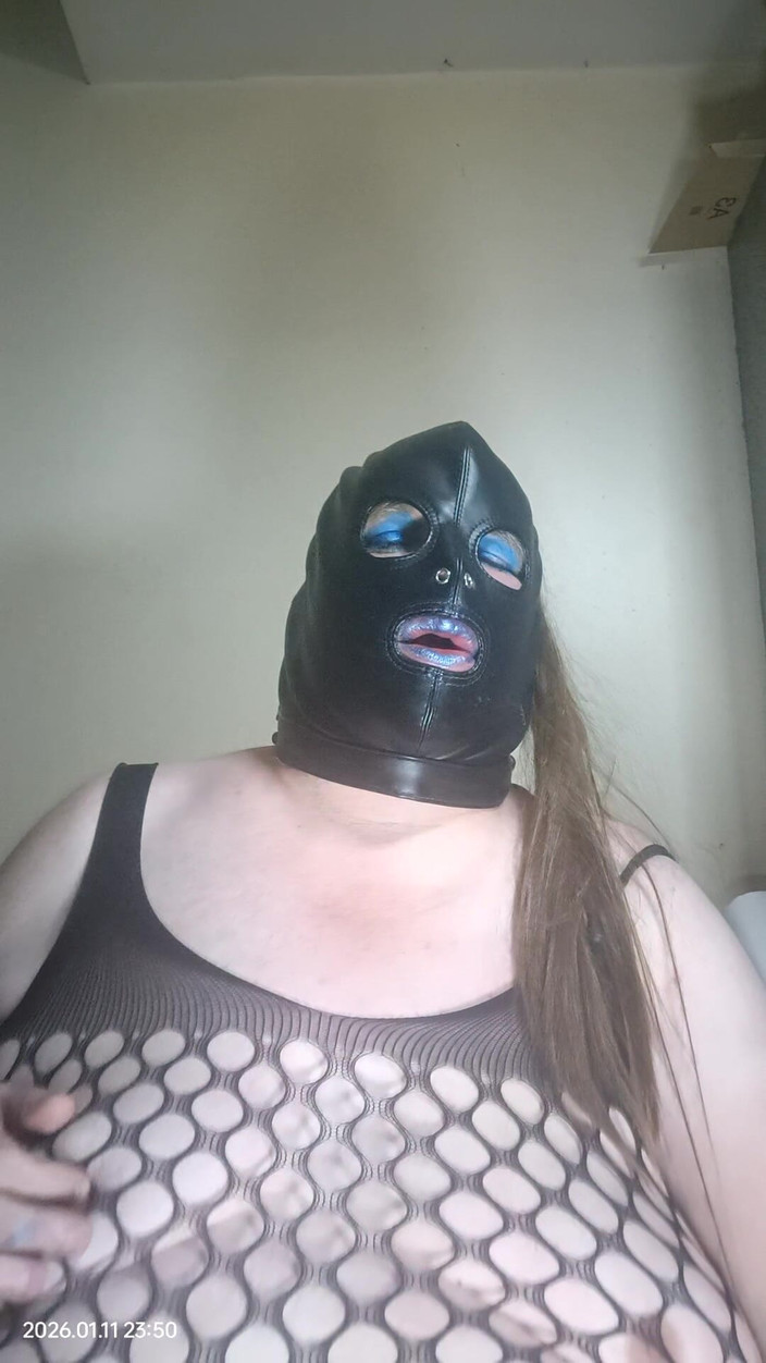 Stephanie-Nicole-TV: İri güzel kadın tv file vücut çoraplarıyla meme uçlarıyla oynuyor.