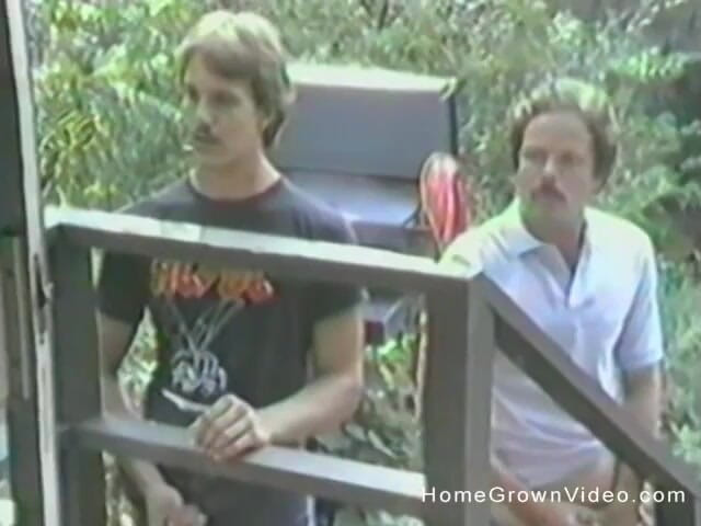 Homegrown Video: Twee jongens nemen het om de beurt op een blondine...