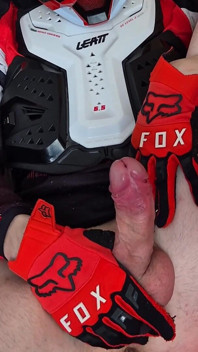 Em Biker Gear, ele trazido ao orgasmo