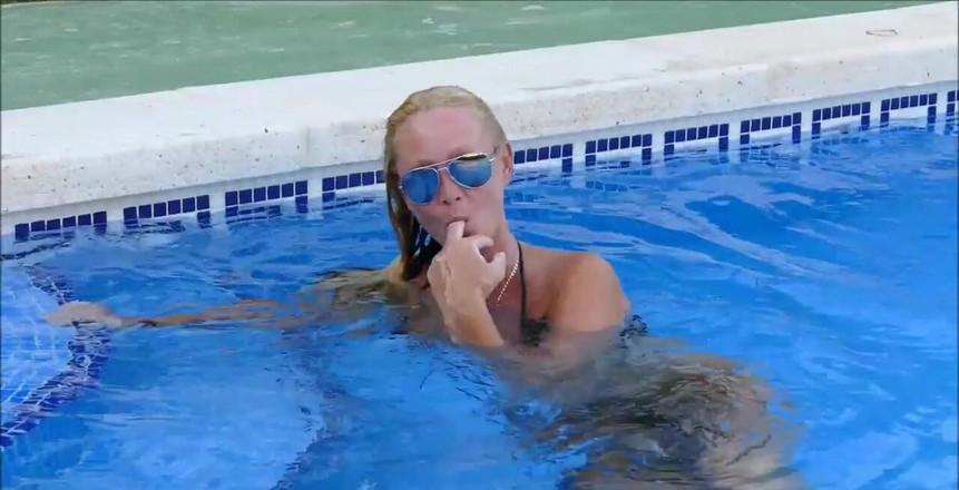 Natalie K: Pamer pantat dan payudara masturbasi di kolam renang